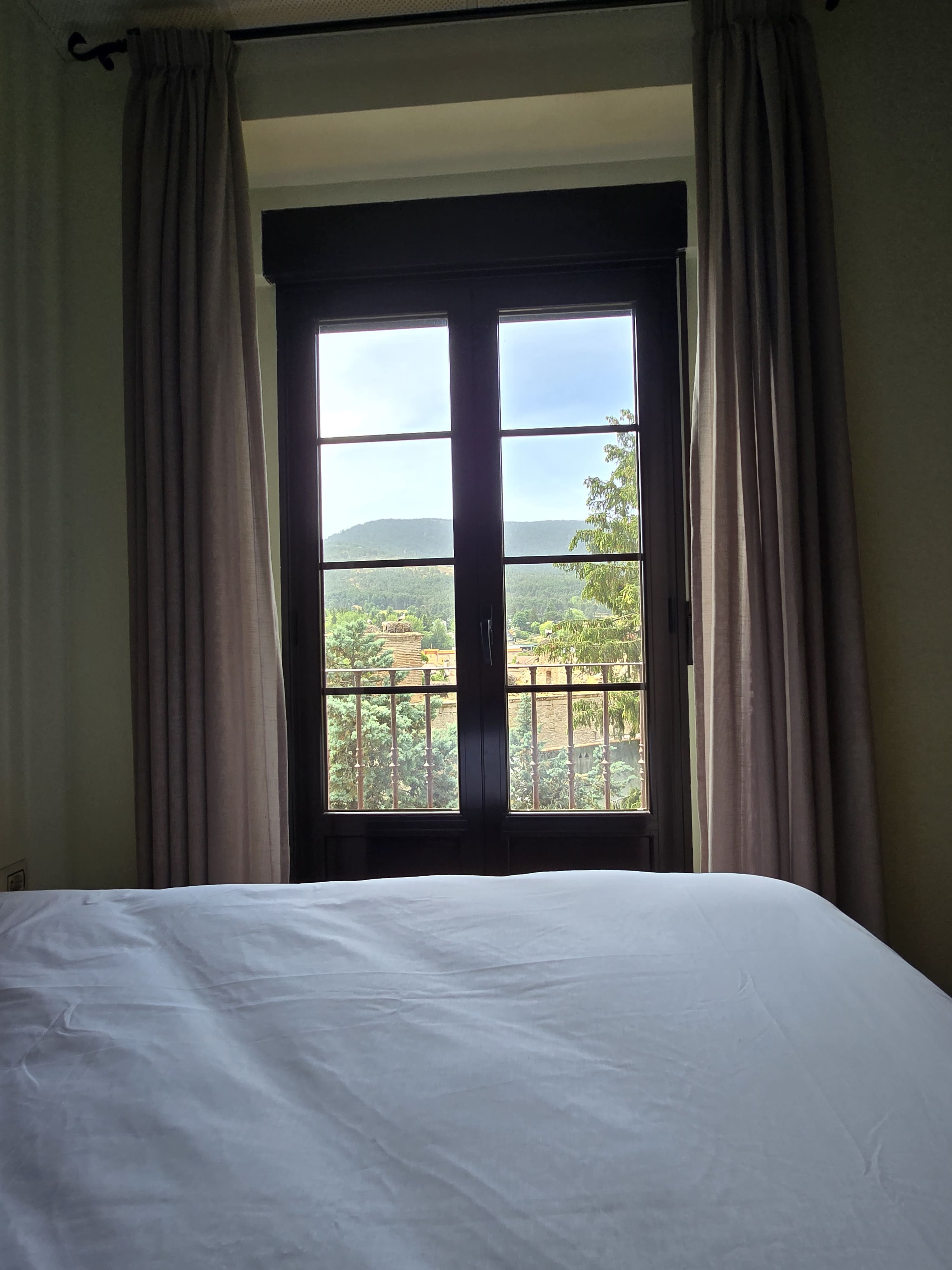Cama matrimonial con vistas a la sierra desde la individual